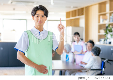 若い男性介護士 137143283