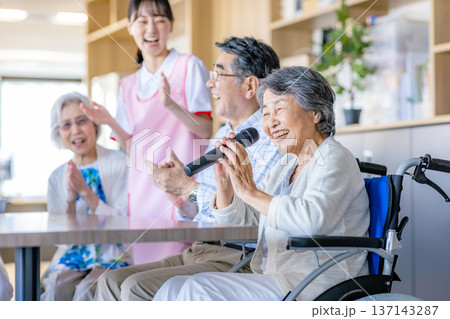 老人ホームのレクリエーション 137143287