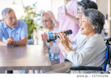 老人ホームのレクリエーション 137143288