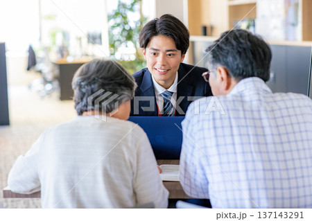 打合せをするシニア夫婦 137143291