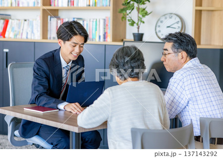 打合せをするシニア夫婦 137143292