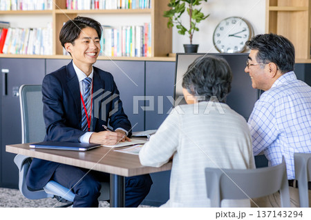打合せをするシニア夫婦 137143294