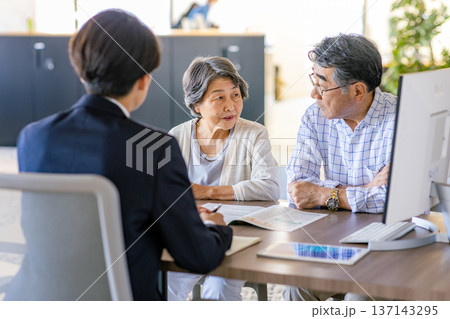 打合せをするシニア夫婦 137143295