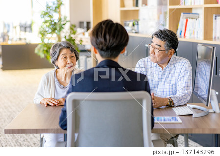 打合せをするシニア夫婦 137143296