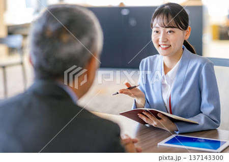 相談するシニア夫婦 相談するシニア夫婦 137143300