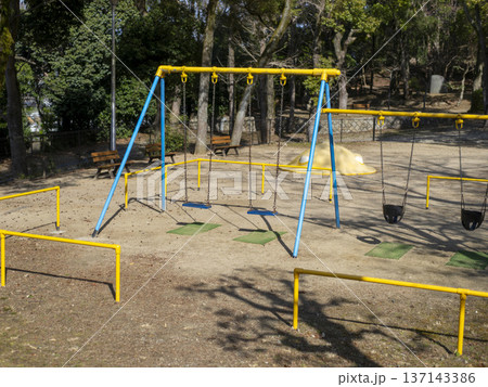 ブランコが設置された五月山の公園 ブランコが設置された五月山の公園 137143386