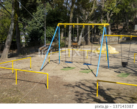 ブランコが設置された五月山の公園 ブランコが設置された五月山の公園 137143387
