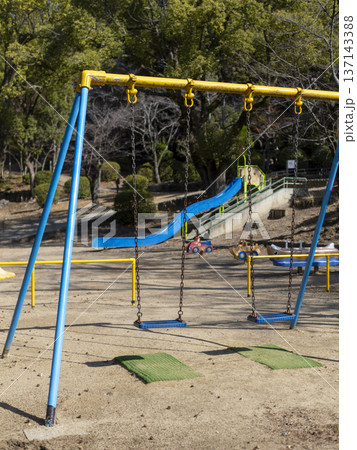 ブランコが設置された五月山の公園 ブランコが設置された五月山の公園 137143388