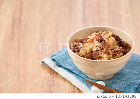 ホタルイカの炊き込みご飯 春の旬ごはん 137143399