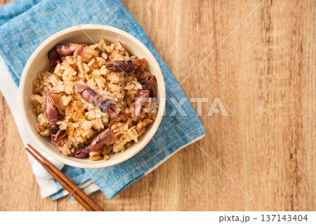 ホタルイカの炊き込みご飯 春の旬ごはん 137143404