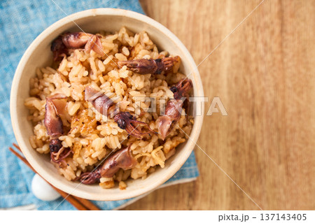 ホタルイカの炊き込みご飯 春の旬ごはん 137143405