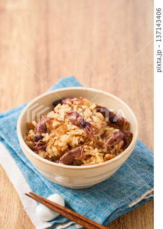 ホタルイカの炊き込みご飯 春の旬ごはん ホタルイカの炊き込みご飯 春の旬ごはん 137143406