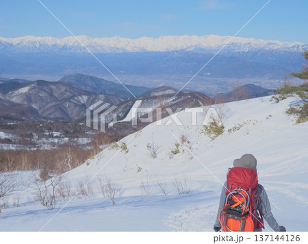 雪山の景色を楽しむ登山者（afli20260220094240） 137144126