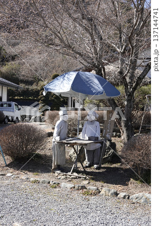 和食レストラン前に設置されている老夫婦の案山子 137144741