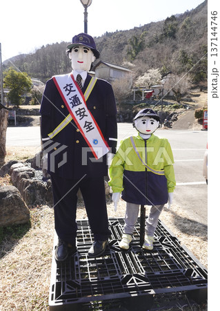 山間の街道沿いに設置されている交通安全の人形（案山子） 137144746