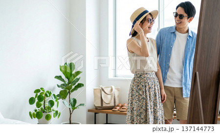 夏のボーナスで夏物ショッピングを楽しむ夫婦 夏のボーナスで夏物ショッピングを楽しむ夫婦 137144773