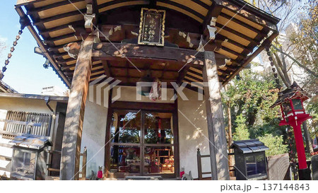 東京、豊島区、伝統建築。神社の拝殿と灯篭、 威光稲荷堂 東京、豊島区、伝統建築。神社の拝殿と灯篭、 威光稲荷堂 137144843