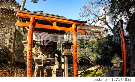 東京、豊島区、都会の路地裏に佇む稲荷神社と朱色の鳥居 東京、豊島区、都会の路地裏に佇む稲荷神社と朱色の鳥居 137144852