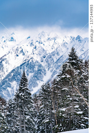 西穂高口駅の登山口前広場から見上げる西穂高岳の峰々　厳冬期の西穂独標登山　 137144993
