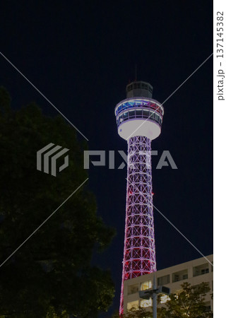 ライトアップされた横浜マリンタワー ライトアップされた横浜マリンタワー 137145382