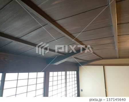 レトロな街並み兵庫県たつの市御津町室津の室津海駅館の二階船底型の天井、昔の豪商、廻船問屋、嶋屋の遺構 137145640
