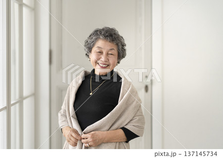 カメラ目線で笑顔の80代の女性 137145734