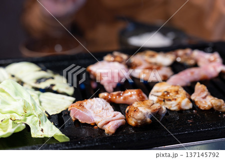 美味しい焼き肉を食べる 137145792