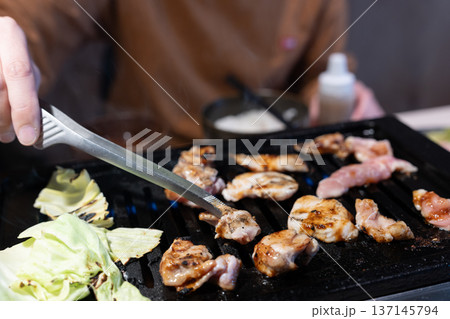 美味しい焼き肉を食べる 美味しい焼き肉を食べる 137145794