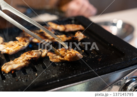 美味しい焼き肉を食べる 美味しい焼き肉を食べる 137145795
