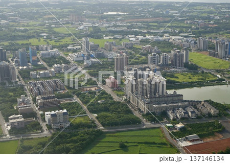 空から見た台湾の街並み（台湾・桃園市） 137146134