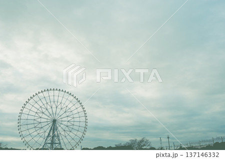 観覧車のある曇り空の風景 観覧車のある曇り空の風景 137146332
