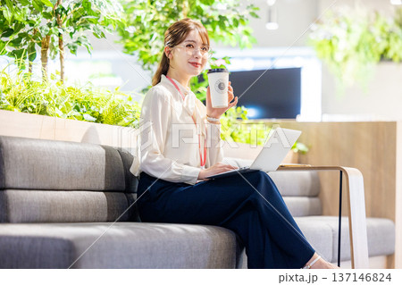 シェアオフィス　女性　働く 137146824