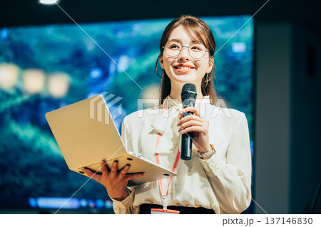 プレゼンをする女性 プレゼンをする女性 137146830