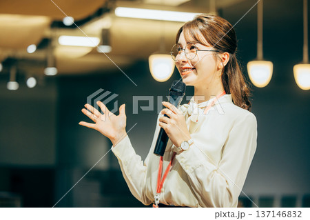 プレゼンをする女性 137146832