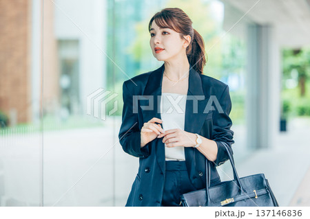 スーツを着た若い女性 スーツを着た若い女性 137146836