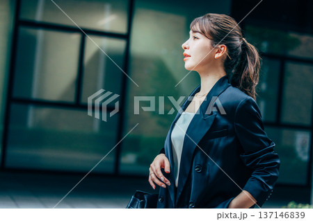 スーツを着た若い女性 スーツを着た若い女性 137146839