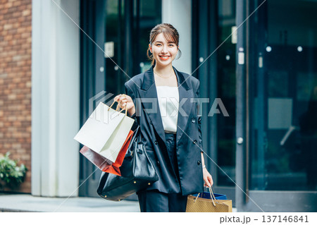 買い物をする若い女性 137146841