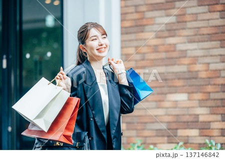 買い物をする若い女性 買い物をする若い女性 137146842
