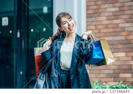 買い物をする若い女性 買い物をする若い女性 137146843