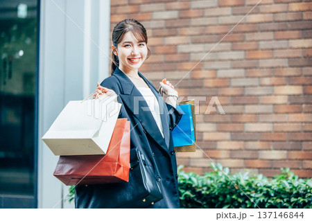 買い物をする若い女性 137146844