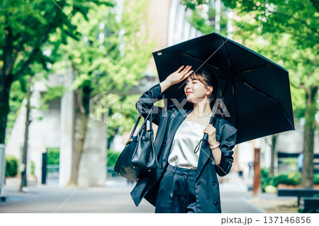日傘をさすビジネスウーマン 137146856