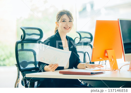 オフィスでパソコンを使う若いビジネスウーマン オフィスでパソコンを使う若いビジネスウーマン 137146858