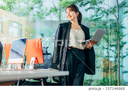 オフィスでパソコンを使って仕事する外国人女性 137146868