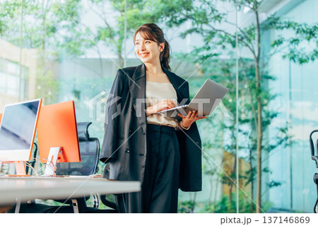 オフィスでパソコンを使って仕事する外国人女性 137146869