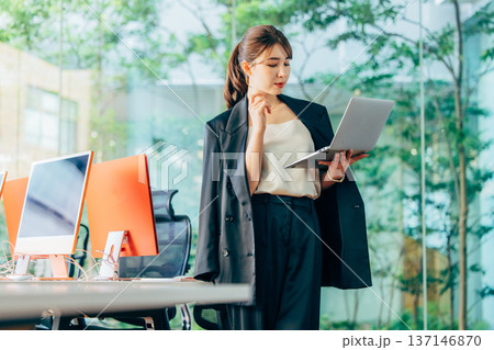 オフィスでパソコンを使って仕事する外国人女性 137146870