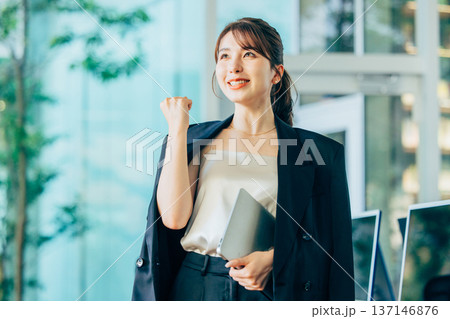 オフィスでパソコンを使って仕事する外国人女性 オフィスでパソコンを使って仕事する外国人女性 137146876