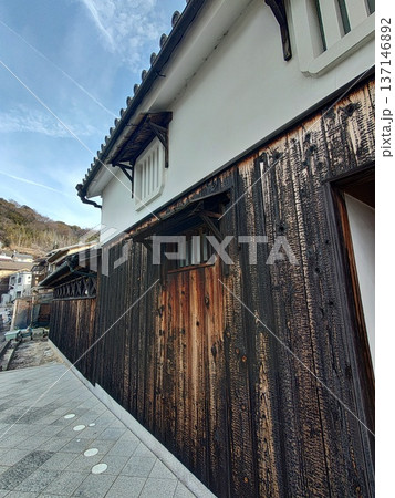 レトロな街並み兵庫県たつの市御津町室津の室津海駅館の外観側面、昔の豪商、廻船問屋、嶋屋の遺構 レトロな街並み兵庫県たつの市御津町室津の室津海駅館の外観側面、昔の豪商、廻船問屋、嶋屋の遺構 137146892