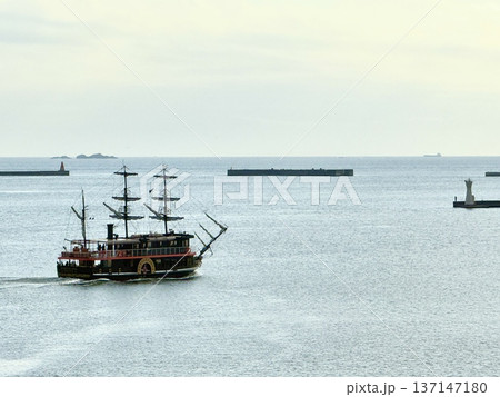 下田港と遊覧船 137147180