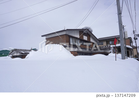 屋根の上の雪の塊02 屋根の上の雪の塊02 137147209