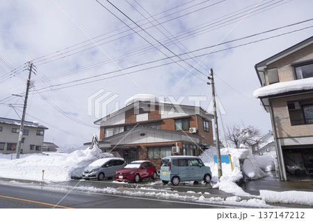 屋根の上の雪の塊06 137147212